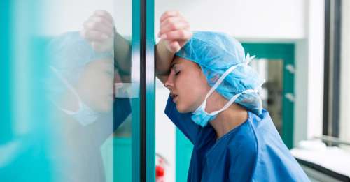 Foto Super lavoro, bullismo e violenze: anche in Italia per medici e infermieri depressione e il pensiero del suicidio